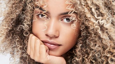 Produtos com ácido hialurónico para loiras